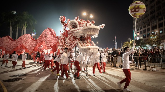 Dançarinos desfilam com um dragão durante o ano novo chinês, em Hong Kong