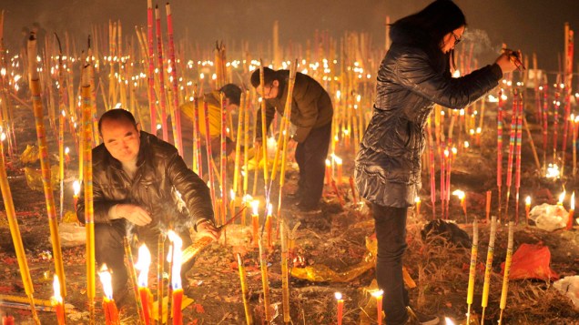 Devotos acendem incensos para pedirem boa sorte, durante o primeiro dia do Ano Novo Lunar chinês que saúda o Ano do Cavalo, em Chongqing na China
