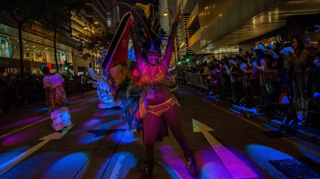 Dançarinas desfilam durante a parada do Ano Novo chinês, em Hong Kong