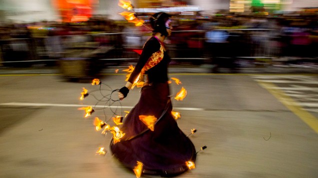 Dançarinas desfilam durante a parada do Ano Novo chinês, em Hong Kong