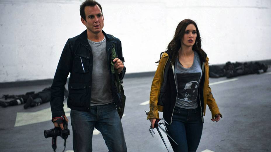 A atriz Megan Fox e o ator Will Arnett em cena do filme As Tartarugas Ninja