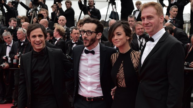 Elenco do filme El ardor posa para os fotógrafos durante cerimônia do 67º Festival de Cinema de Cannes, na França