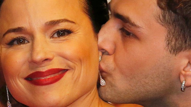 O diretor Xavier Dolan dá um beijo em Suzanne Clement durante a exibição do filme Mamãe em competição no 67º Festival de Cinema de Cannes