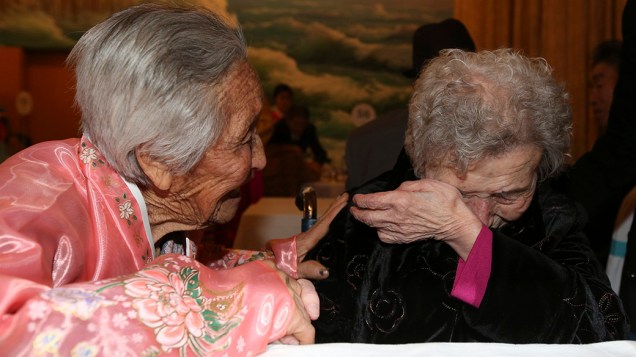 Sul-coreana Lee Young-sil (à dir.), 87, chora depois de conhecer sua irmã norte-coreana Lee Jung-sil, 84, durante reencontro entre familiares separados pela Guerra da Coreia (1950 – 1953)