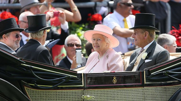 A Rainha Elizabeth e o Príncipe Philip comparecem ao último dia do Royal Ascot, na Inglaterra