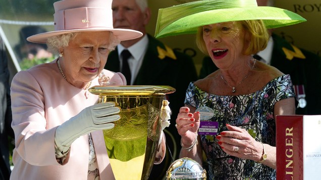 A rainha Elizabeth apresenta o troféu Diamond Jubilee Stakes da corrida de cavalos no último dia do Royal Ascot, na Inglaterra