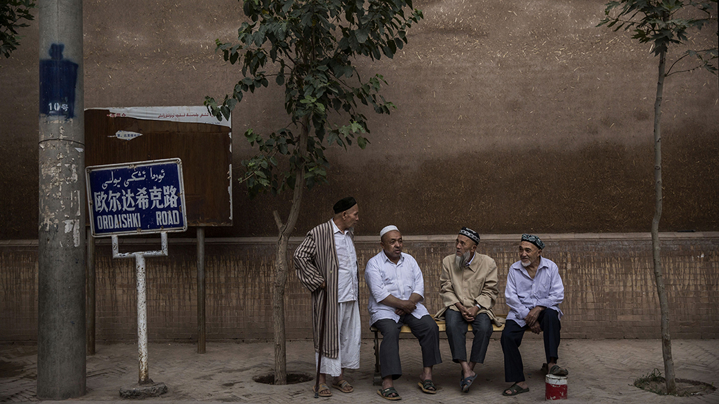 Homens uigures em Xinjiang, na China