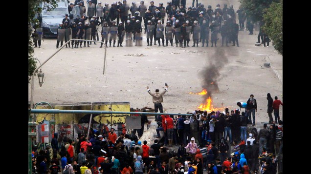 Manifestantes após derrubarem muro que os impediam de chegar ao Parlamento e ao prédio do Gabinete perto da Praça Tahrir no Cairo, Egito