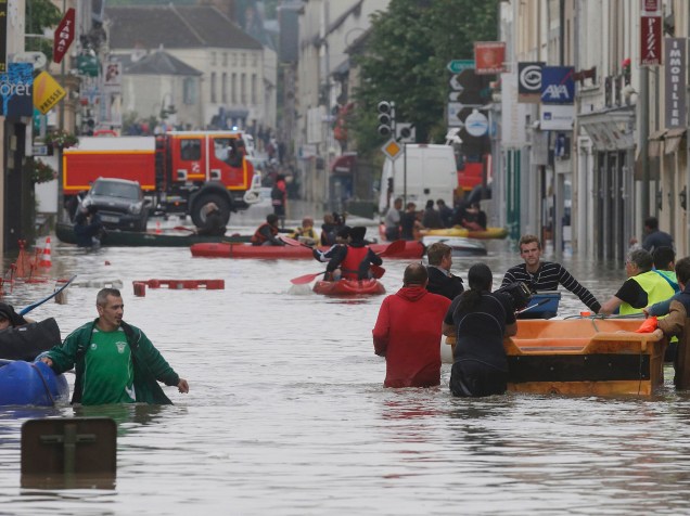 Bombeiros resgatam moradores que ficaram ilhados, devido às fortes chuvas que provocaram enchentes na região de Nemours, na França