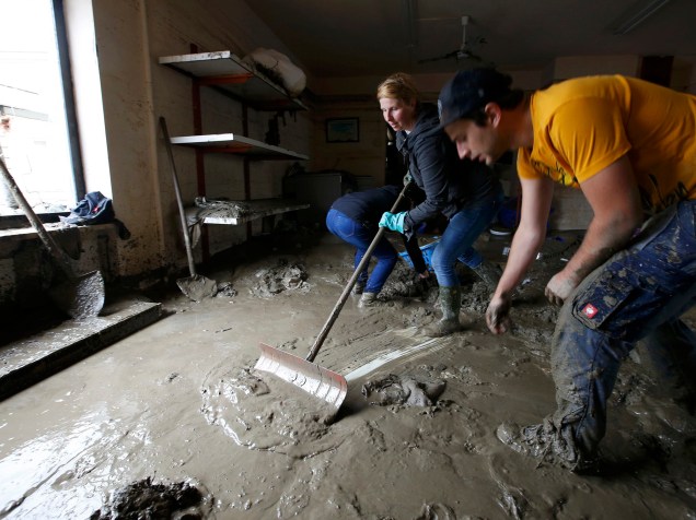 Moradores limpam a lama que invadiu suas casas, após enchente atingir a cidade de Simbach am Inn, na Alemanha