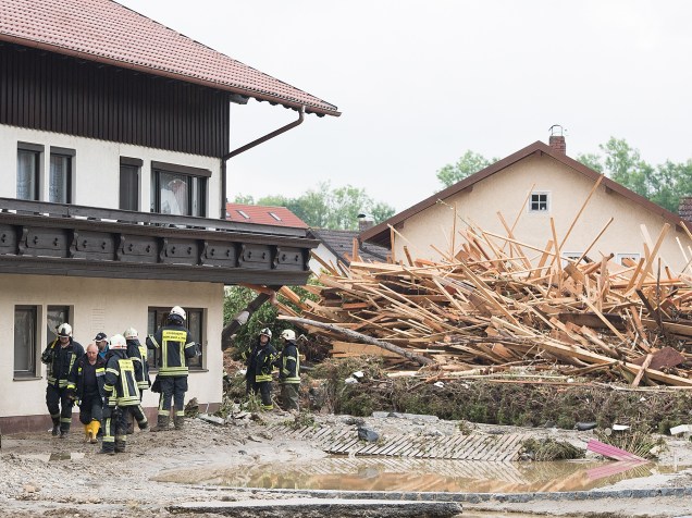 Corpo de bombeiros examina casa que foi impactada pela enchente que atingiu a cidade de Simbach am Inn, na Alemanha
