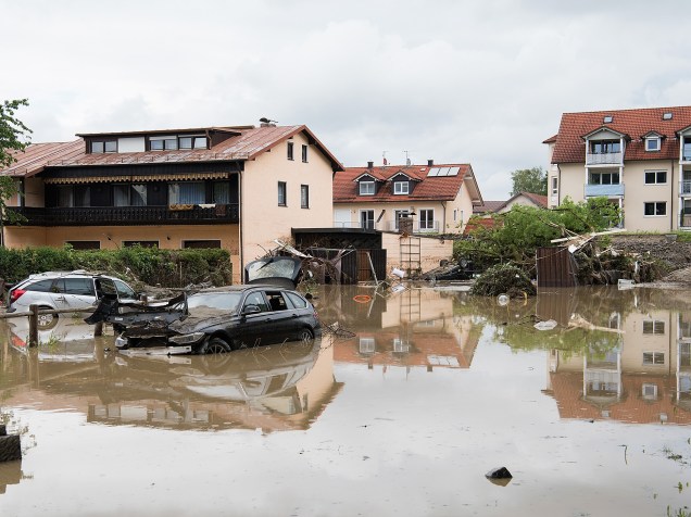 Carros aparecem destruídos após as fortes chuvas que atingiram a cidade de Simbach am Inn, na Alemanha