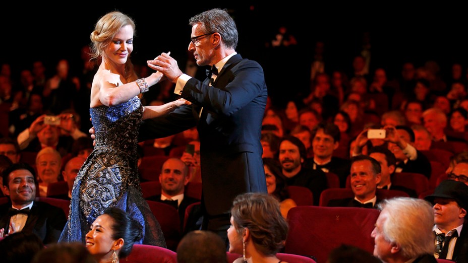 O mestre de cerimônia Lambert Wilson dança com a atriz Nicole Kidman durante a festa de abertura do 67º Festival de Cinema de Cannes, França