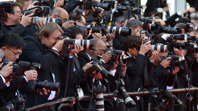 Centenas de fotógrafos se posicionam para registrar os convidados do 67º Festival de Cinema de Cannes