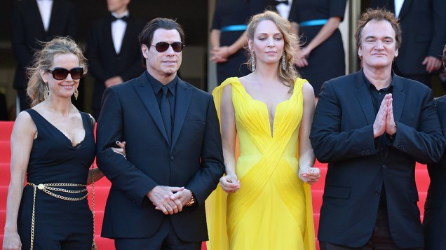 Kelly Preston, John Travolta, Uma Thurman e o diretor Quentin Tarantino posam juntos durante a exibição do filme Sils Maria no 67º Festival de Cinema de Cannes