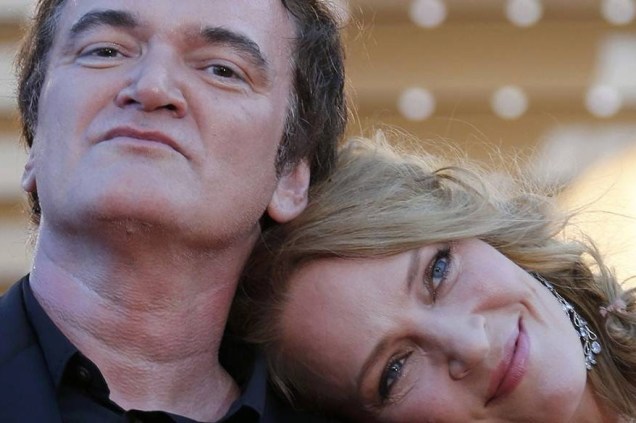 O diretor Quentin Tarantino e a atriz Uma Thurman posam para fotógrafos no taquepe vermelho do 67º Festival de Cinema de Cannes, na França