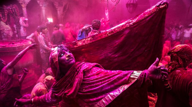 Devota hindu dança durante as celebrações do Holi no vilarejo de Barsana, perto de Mathura, Índia