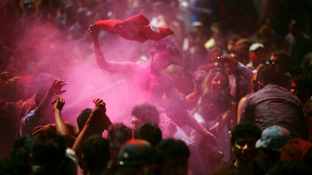 Pessoas fazem guerra de pó colorido durante o Holi, o Festival das Cores, em Katmandu, Nepal