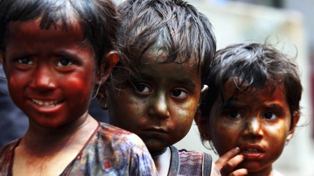 Meninos com rosto pintado participam do Holi, o Festival das Cores, em Karachi, Paquistão