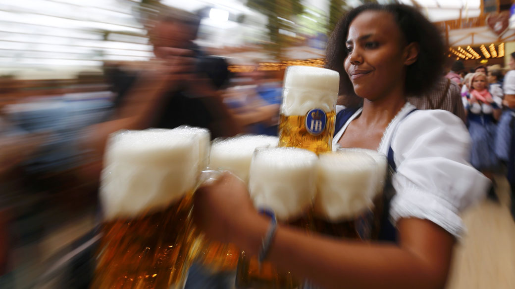 Garçonete carrega canecas de cerveja durante a cerimônia de abertura da 180° Oktoberfest em Munique, na Alemanha