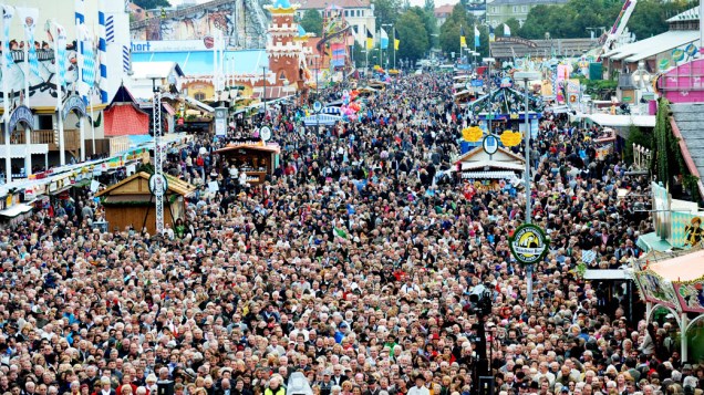Pessoas se reúnem para apresentação de um concerto no 180° Oktoberfest em Munique, na Alemanha