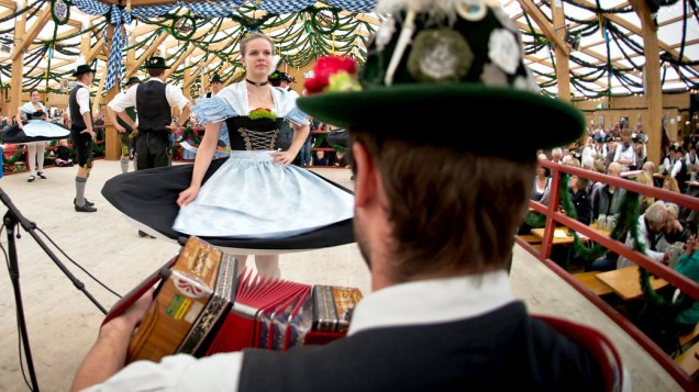 Grupo de dança tradicional se apresenta no 180° Oktoberfest em Munique, na Alemanha