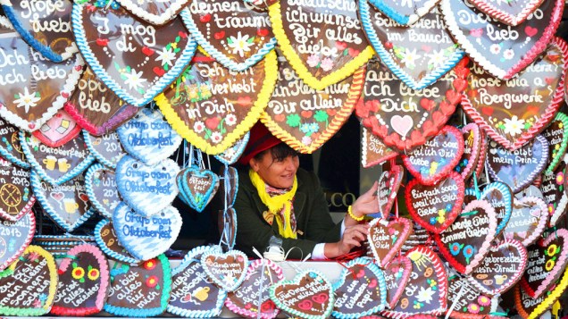 Mulher vende corações de gengibre durante o segundo dia do 180° Oktoberfest em Munique, na Alemanha
