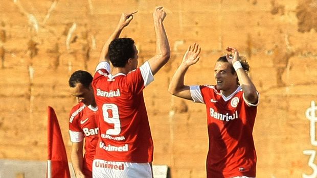 O atacante uruguaio Diego Forlán (à direita) comemora seu primeiro gol com a camisa do Internacional, durante a partida contra o Flamengo, em Porto Alegre. 02/09/2012