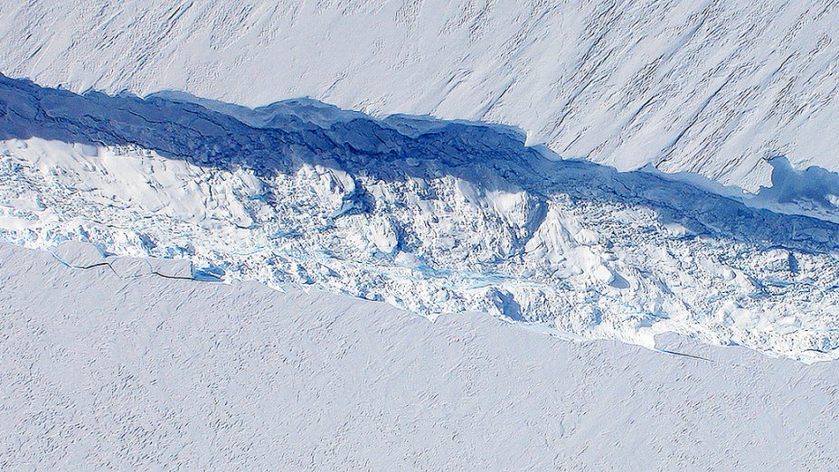 Uma enorme rachadura fotografada em 2011 mostra o nascimento de um iceberg nas geleiras de Pine Island na Antártica 