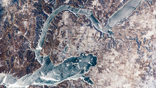 Imagem obtida da Estação Espacial Internacional ilustra as condições do inverno rigoroso, no ano de 2012 em Dakota do Norte, nos Estados Unidos. O gelo cobre a superfície do lago Sakakawea, um reservatório no rio Missouri