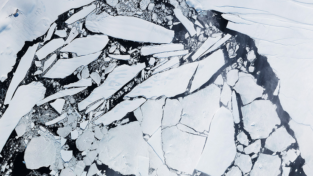A plataforma de gelo Wilkins e um grande conjunto de icebergs e fragmentos de geleiras flutuando no mar na Antártica