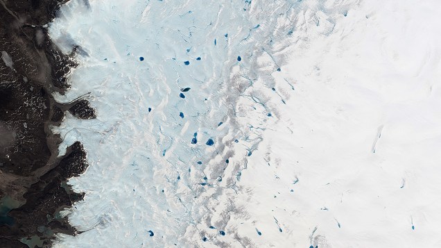 Imagem de satélite mostra a formação de piscinas naturais (pontos azuis) com o derretimento do gelo na durante a chegada da primavera na Groenlândia