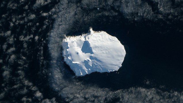 Ilha Bouvet pertencente à Noruega. Localizada no Oceano Atlântico Sul, entre a África , a América do Sul e Antártica
