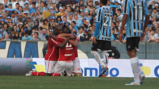 Jogadores do Internacional comemoram gol contra o Grêmio, durante o segundo jogo das finais do Campeonato Gaúcho - 15/05/2011