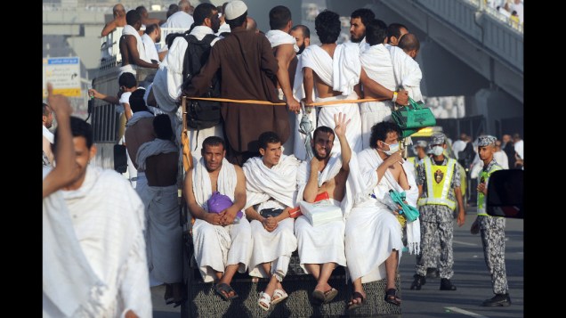 Mulçumanos egípcios sentam na traseira de um caminhão para viajarem à Meca para o Hajj, a peregrinação anual