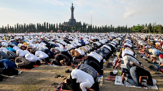 Mulçumanos da Indonésia rezam durante a celebração do Eid Al-Adha, o fim do Hajj