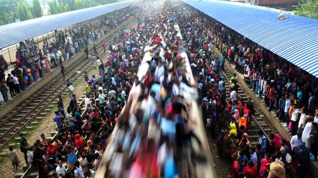 Mulçumanos de Bangladesh lotam trens, para celebrar o Eid al-Adha com suas famílias em povoados remotos