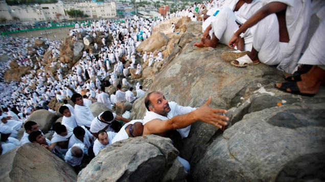 Peregrinos muçulmanos escalam o Monte Mercy nas planícies de Arafat, durante o Hajj, perto da cidade sagrada de Meca