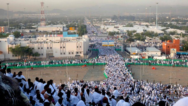 Peregrinos muçulmanos se reúnem no topo do Monte Mercy nas planícies de Arafat, durante o Hajj, perto da cidade sagrada de Meca