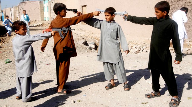 Crianças brincam com armas de brinquedo durante o primeiro dia do Eid al-Adha, no Afeganistão