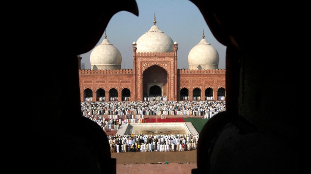 Mulçumanos do Paquistão rezam durante a celebração do Eid al-Adha, que marca o fim do Hajj, em Lahore