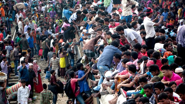 Mulçumanos de Bangladesh lotam trens, para celebrar o Eid al-Adha com suas famílias em povoados remotos