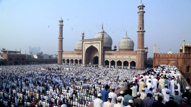 Devotos participam de uma oração de Eid al-Adha na mesquita Jama Masjid que celebra o fim do Hajj, em Nova Delhi, na Índia