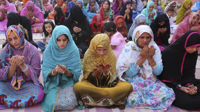 Mulçumanos rezam em uma mesquita na Índia, durante a celebração do Eid-al-Adha