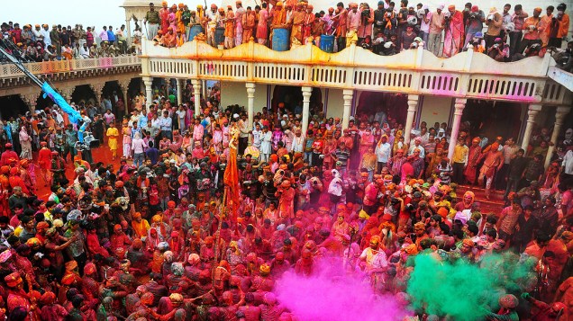 Devotos hindus participam de rituais durante o Holi, o Festival das Cores, no Templo Nandji em Nandgaon, Índia