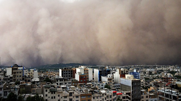 Tempestade de areia de grandes proporções no Teerã, capital do Irã