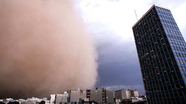 Tempestade de areia de grandes proporções atinge Teerã, capital do Irã