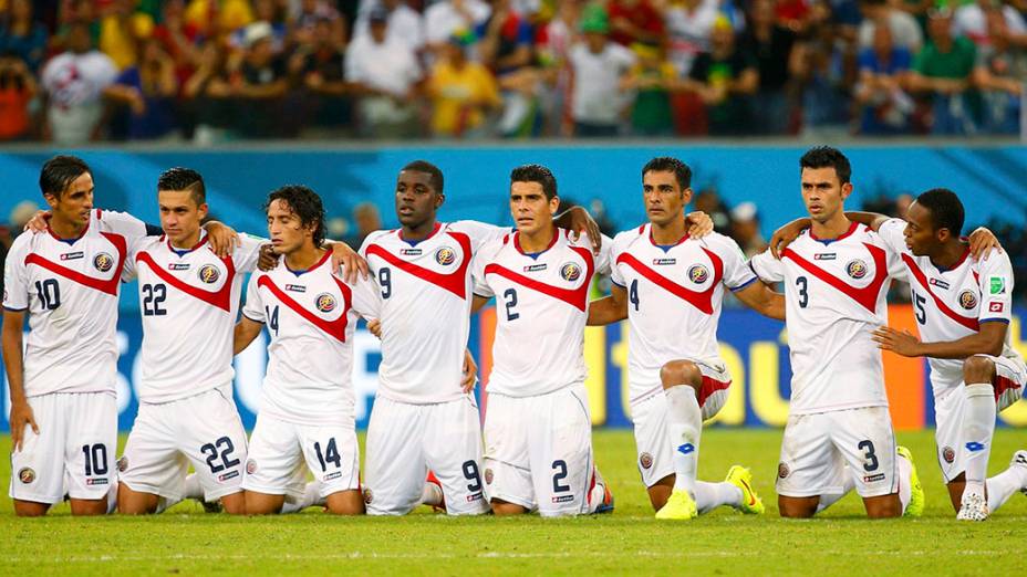 Jogadores da Costa Rica durante as penalidades contra a Grécia na Arena Pernambuco, em Recife