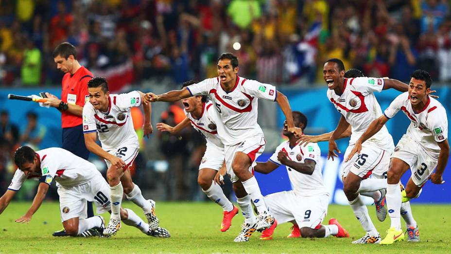 Jogadores da Costa Rica comemoram a classificação para as quartas de final 