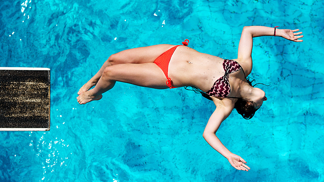 Garota é vista saltando em uma piscina na cidade de Berlim, capital da Alemanha